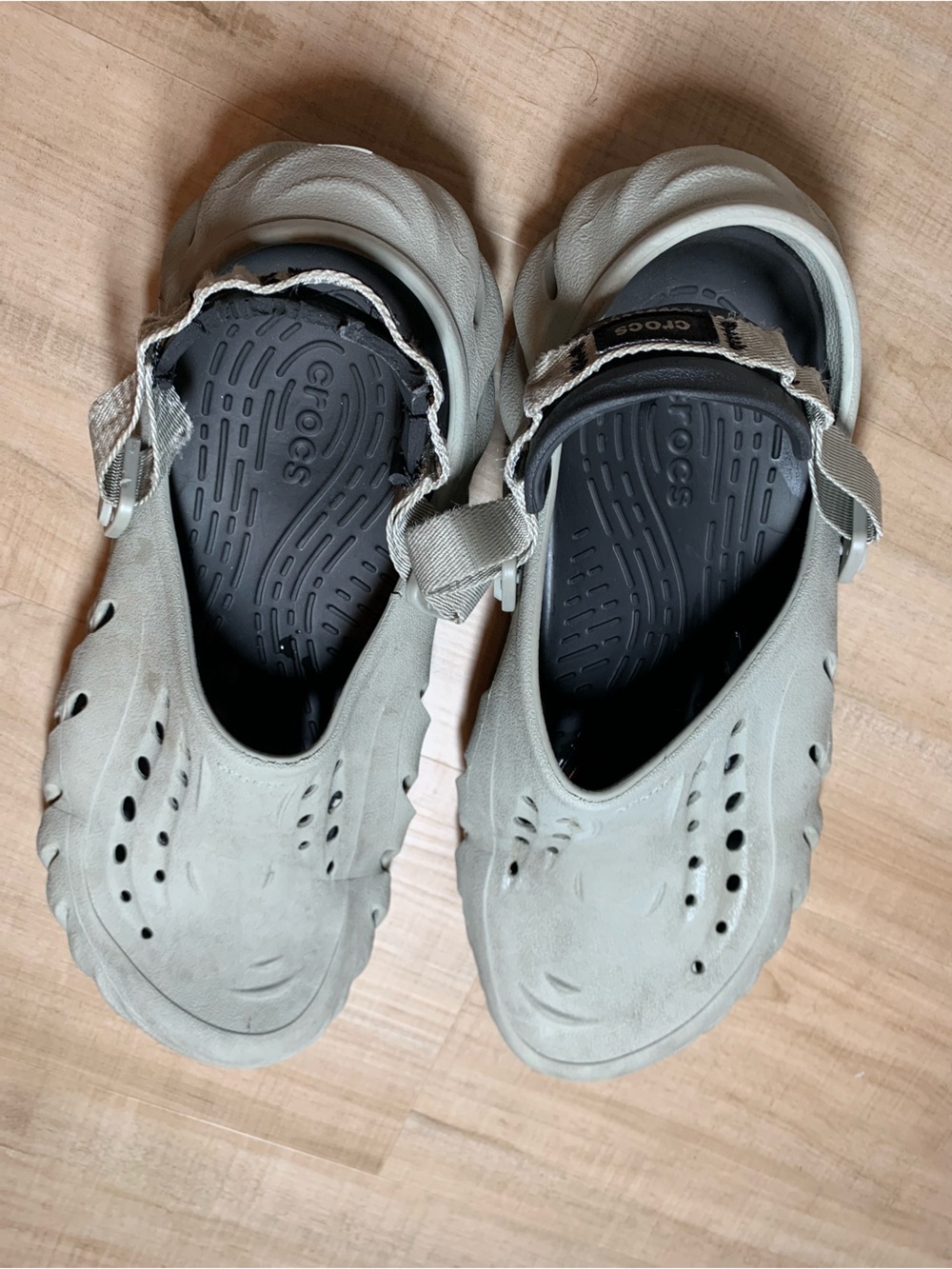 CROCS Echo Men’s Slip-On Sandals in Light Gray with Black Footbed